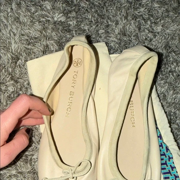 Tory Burch Cream Leather Ballet Flats with Bow & Pearl - Picture 2 of 4